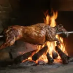 Carne arrosto allo spiedo sardo: perché il fuoco a legna è un ingrediente importante