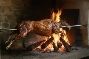 Carne arrosto allo spiedo sardo: perché il fuoco a legna è un ingrediente importante